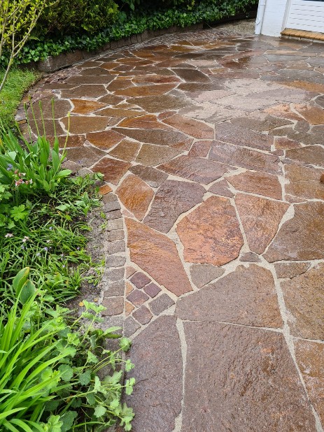 Polygonal Natursteinplatten nachher Polygonal Natursteinplatten nach der Reinigung